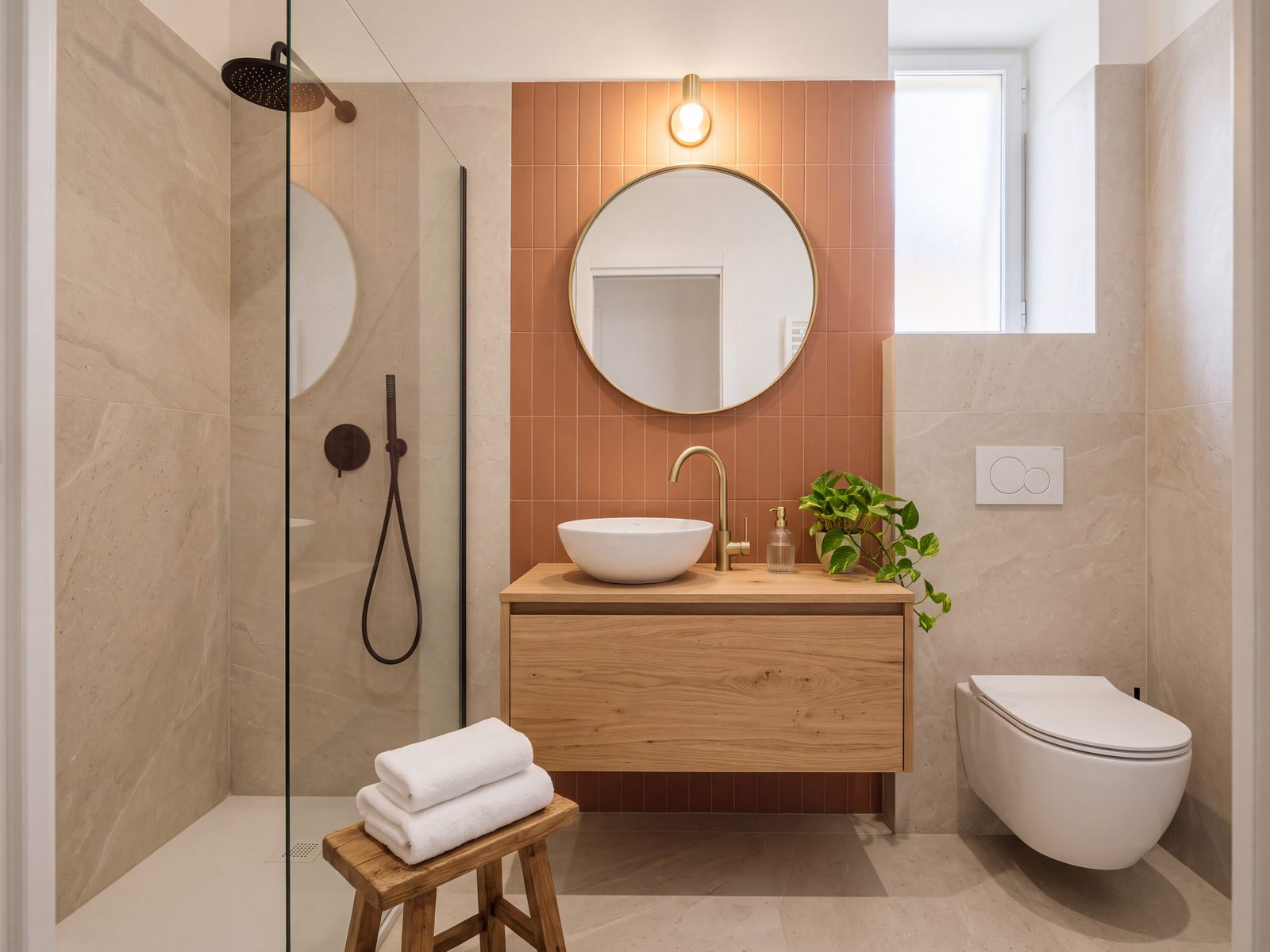 Lo stesso bagno in ordine, con asciugamani piegati e superfici libere